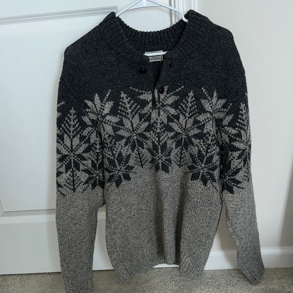 Men’s L.L. Bean Heavyweight Henley Charcoal and Gray Snowflake Crewneck Sweater